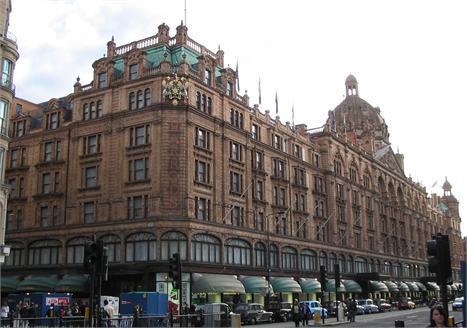 Depois de negar a venda da Harrods, Mohamed Al Fayed anunciou esta manhã que a Qatar Holding é a nova proprietária da loja de departamentos britânica.