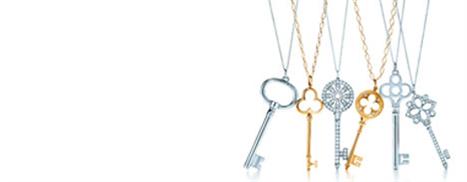O diretor mundial de segurança da Tiffany &Co. acaba de desembarcar no Brasil para inspecionar o sistema de segurança de cada uma das lojas.