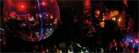 Muitos glamurettes devem se reunir nos dois clubs The Week, paulistano e carioca, onde acontece o primeiro Bailinho simultâneo, nesta terça-feira.