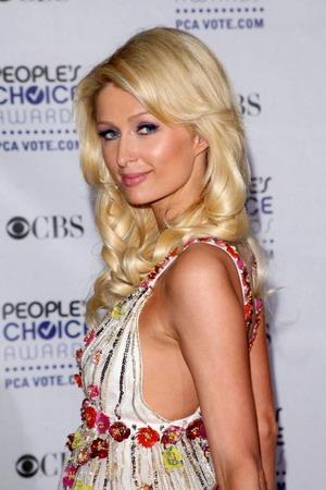 Depois de negar, assessoria da Triton confirma participação de Paris Hilton no desfile de verão 2011 da marca.