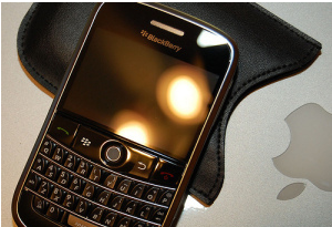 Esta é para quem não consegue largar o Blackberry. A RIM – Research in Motion – fabricante do aparelho preparou o contra-ataque.
