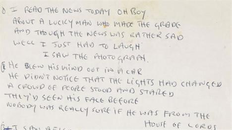 A letra escrita a mão por John Lennon de “A Day in the Life”, música que faz parte do álbum “Sgt. Pepper’s Lonely Hearts Club Band”, dos Beatles, foi arrematada por US$ 1,2 milhão, nessa sexta-feira.