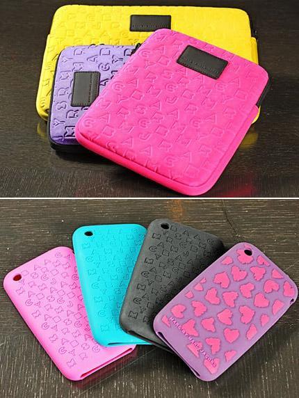 Marc Jacobs never disappoints, does he? Now the designer launched, through Marc by Marc Jacobs, iPhone and iPad little bags and cases.