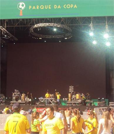 DJs Rodrigo Lunardelli, Guga Guizelini e Betinho comandam o som entre um show e outro no Parque da Copa.