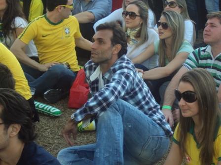 Glamurama está no Parque da Copa e traz qual o palpite dos glamurettes que estão por lá para o jogo entre Brasil e Chile.