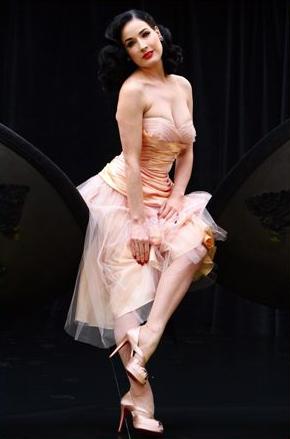 Dita Von Teese é a nova representante da Perrier.