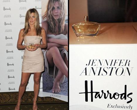 This Wednesday in London, Jennifer Aniston, wearing a nude dress, had all her attention towards the launch of her new perfume.