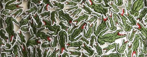A Lacoste vai lançar sua primeira linha de bijuterias femininas com colares, pulseiras, bróches e também berloques para celulares e bolsas.