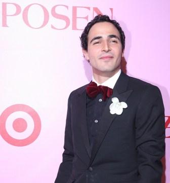 Zac Posen está com muitos motivos para sorrir nestes dias, principalmente pela estreia dele na Semana de Moda de Paris.