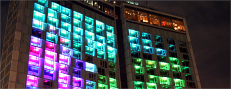 Na semana passada, o escritório de criação Mother transformou as janelas do Standard Hotel, em Nova York, em um grande painel de luz pop. Veja mais no blog de Alberto Renault.