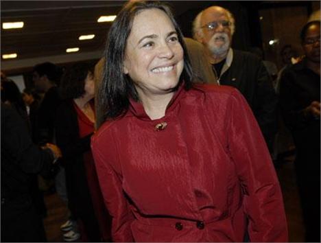 Regina Duarte foi convidada para entrar no elenco deo remake de “Gabriela”. Mas é fazer teatro que está nos planos dela!!!