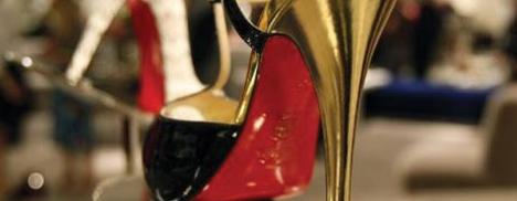 Cristian Louboutin está aterrissando em terras distantes!