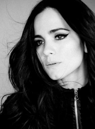 A Cori só vai desfilar amanhã, mas a gente já tem um clique de Alice Braga para a campanha de inverno 2011. Já viu?